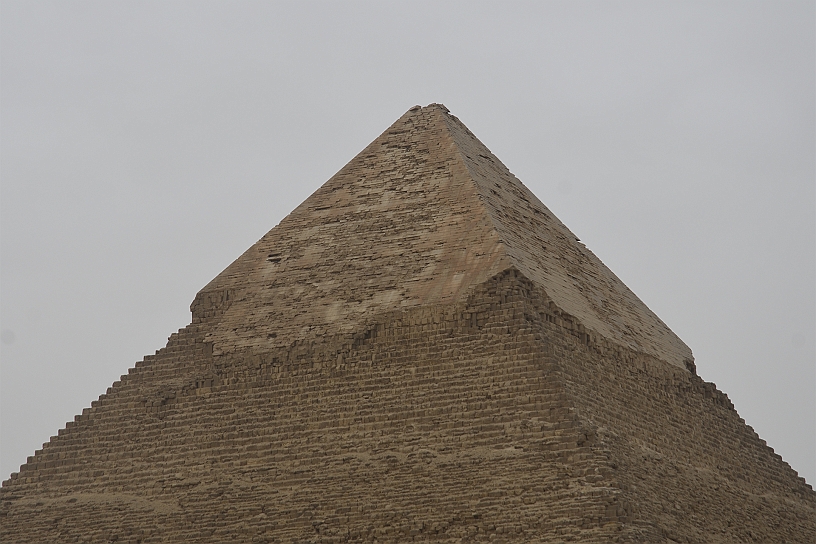 50 MAK_6777.jpg - È l'unica piramide del complesso che conserva gli ultimi 45 m della copertura in calcare bianco originale.